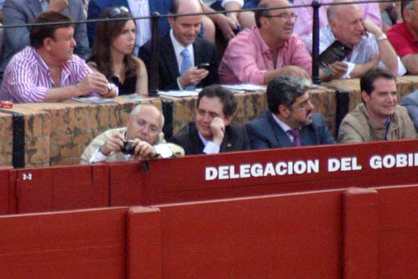 Comienza el desfile de fotógrafos en el dicharachero burladero de la Junta. (FOTO: Javier Martínez)