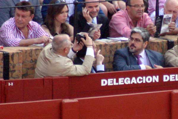 El buen señor estaba más ocupado de hacer fotos a los amigos que del ruedo... (FOTO: Javier Martínez)