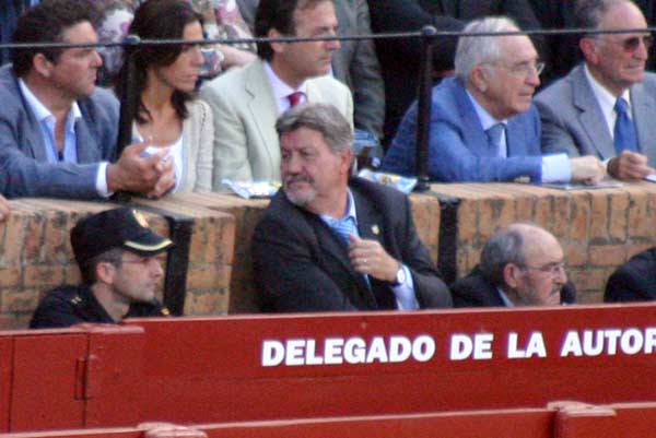 El ex presidente Gabriel Fernández Rey, fijo en el burladero de la Junta. (FOTO: Javier Martínez)