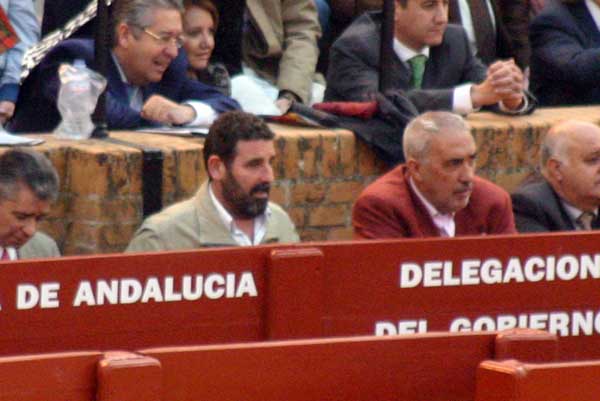 ¿Un periodista invitado al burladero de la Junta? No es de SEVILLA TAURINA, claro, sino colaborador del portal más 'allegado' a la Delegación. (FOTO: Javier Martínez)