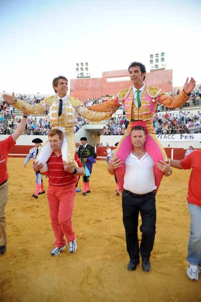 El Cordobés y Vilches, a hombros hoy en Utrera. (FOTO: Matito)