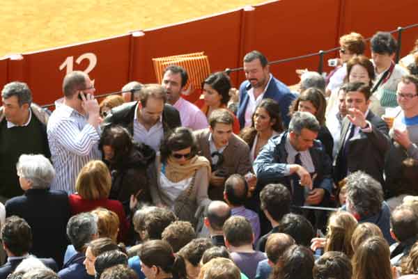 Aún en el segundo toro, y como consecuencia de la falta de escaleras, colapso en los accesos. (FOTO: Javier Martínez)