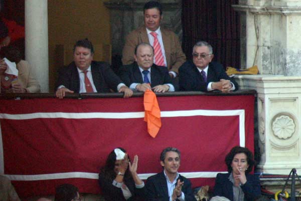 El histórico momento de sacar el pañuelo naranja para el indulto de 'Arrojado'. (FOTO: Javier Martínez)