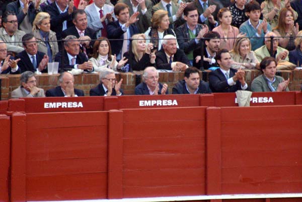 Todos aplauden al toro indultado de vuelta a chiqueros, incluido el ganadero, salvo tres personas. ¿Serán quizás miembros de la empresa? (FOTO: Javier Martínez)