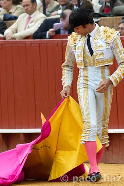 Cayetano simula un remate airoso... sin toro. (FOTO: Paco Díaz/toroimagen.com)