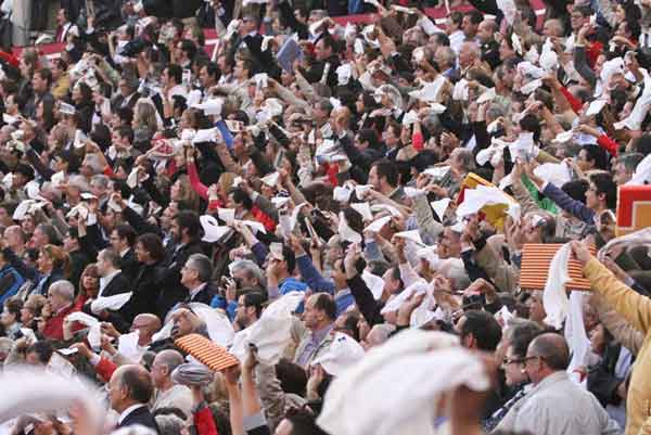 El público exigiendo el indulto del toro 'Arrojado'. (FOTO: Paco Díaz/toroimagen.com)