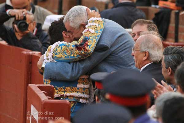 Manzanares se funde en un abrazo con Ramón Vila. (FOTO: Paco Díaz/toroimagen.com)