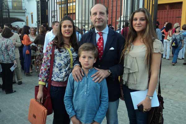 El abogado Joaquín Moeckel y sus tres hijos. (FOTO: Javier Martínez)