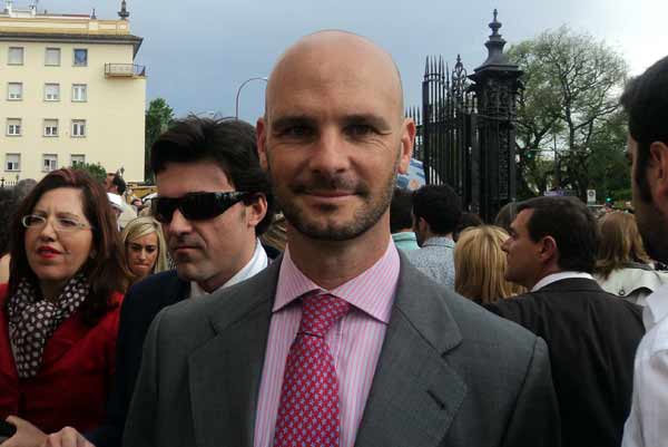 El empresario taurino sevillano, José Luis Peralta, en la Puerta del Príncipe. (FOTO: Javier Martínez)