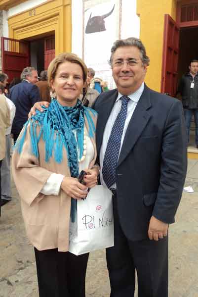 El alcaldable del PP, Juan Ignacio Zoido, y su mujer Beatriz. (FOTO: Javier Martínez)