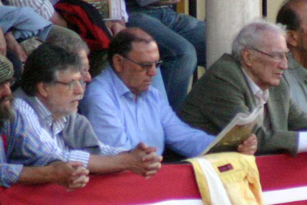 A falta de emoción, algunos optaron por leer la prensa. (FOTO: Javier Mrtínez)