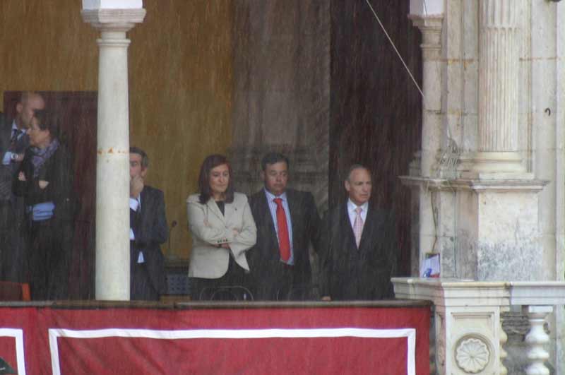 La presidenta Anabel Moreno tuvo que ver la lidia del segundo toro en pie para evitar mojarse. (FOTO: Javier Martínez)