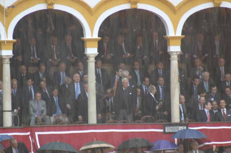 Los señores maestrantes, a buen recaudo de la pertinaz lluvia bajo la techumbre de la plaza. (FOTO: Javier Martínez)