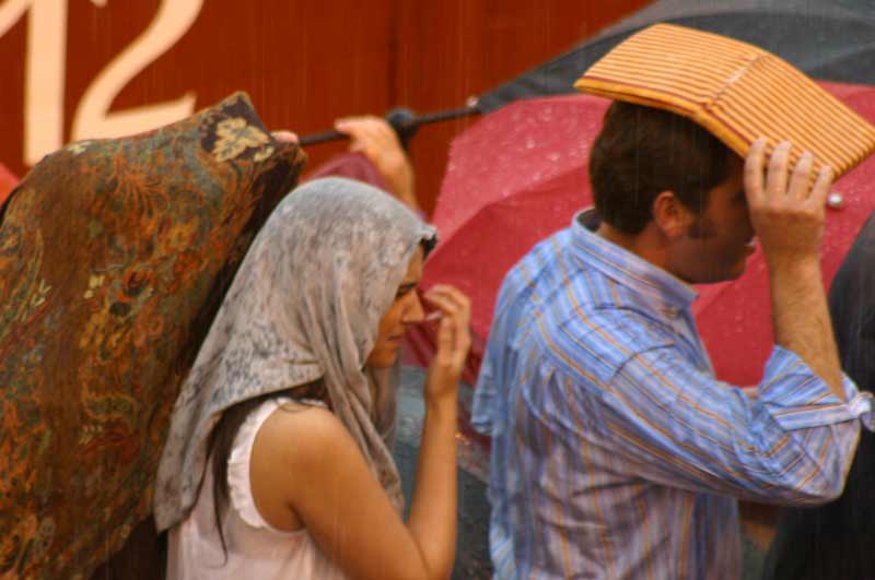 Cualquier cosa vale para protegerse de la pertinaz lluvia. (FOTO: Javier Martínez)