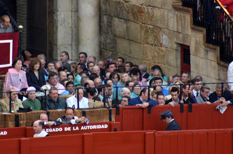 Y cuando dejó de llover, colas para acceder de nuevo a los tendidos a través de las estrechas escaleras. (FOTO: Javier Martínez)