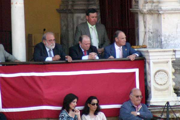 El presidente Julián Salguero volvió a ser protestado por no devolver toros. (FTO: Javier Martínez)