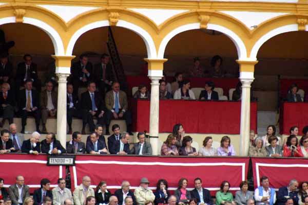 Costumbres maestrantes: caballeros a un lado y señoras al otro. (FOTO: Javier Martínez)