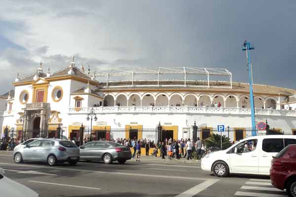 La Maestranza también hoy cubierta de nubes grises. (FOTO: Javier Martínez)