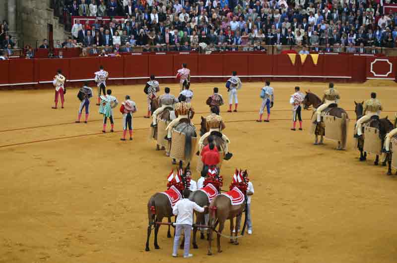 Minuto de silencio en memoria de Pepín Martín Vázquez y Juan Pedro Domecq. (FOTO: Javier Martínez)