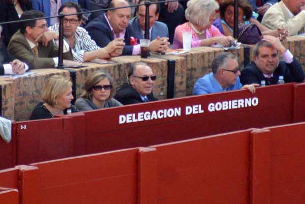 Otros que no pagan, pero en primera fila en el cotizado burladero de la Junta. (FOTO: Javier Martínez)