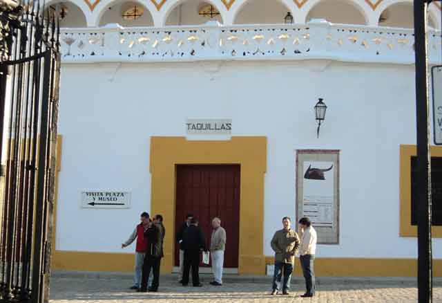 Apenas media docena de aficionados aguardaban media hora antes de que abriesen las taquillas por primera vez para nuevos abonados. (FOTO: Javier Martínez)