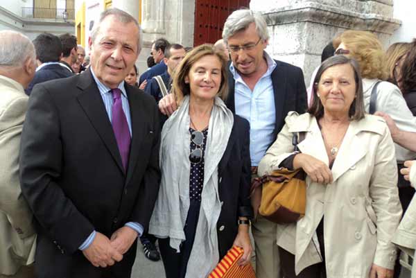 El gerente de la Real Maestranza de Caballería, Francisco Rubio, con su esposa y unos amigos. (FOTO: Javier Martínez)