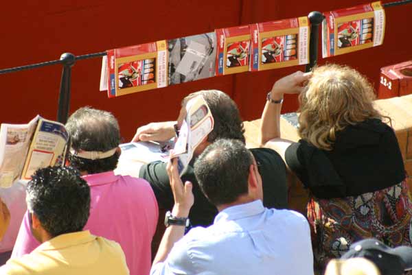 Salió el sol... y con él los inventos para evitar que moleste. (FOTO: Javier Martínez)