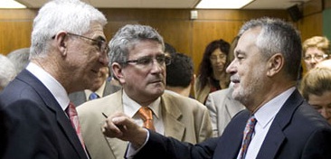El presidente de la Junta, José Antonio Griñán, junto a los dimitidos vicenconsejero Gómez Periñán (izquierda) y consejero Luis Pizarro (centro).