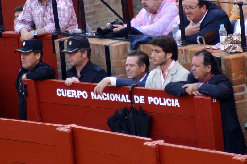 La Policía... ¿secreta? Alguno también tiene un mesón... será para despistar... (FOTO: Javier Martínez)