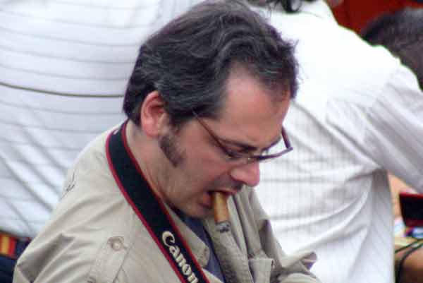 ¡Qué sería de una plaza de toros sin el característico olor a puro habano! (FOTO: Javier Martínez)