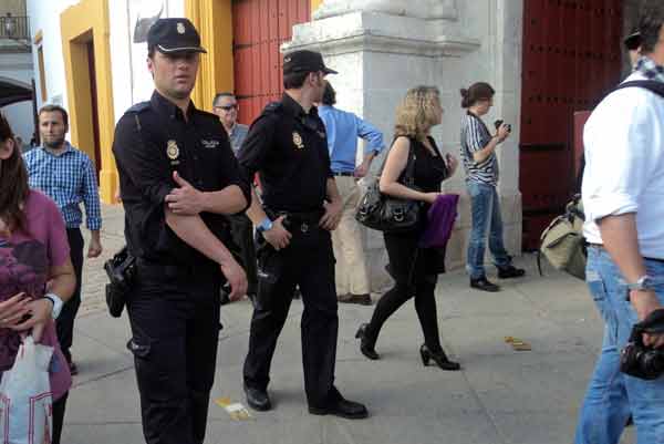 Vigilancia y control policial sobre la reventa ilegal. (FOTO; Javier Martínez)