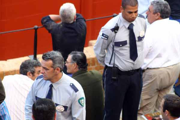 Los vigilantes... de la plaza. No son tan guapos, pero sí muy efectivos: ¡Oiga, que no se puede grabar! (FOTO: Javier Martínez)