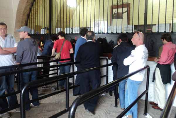 Sin apretones en las taquillas a 15 minutos del comienzo: la plaza no se llenó. (FOTO: Javier Martínez)