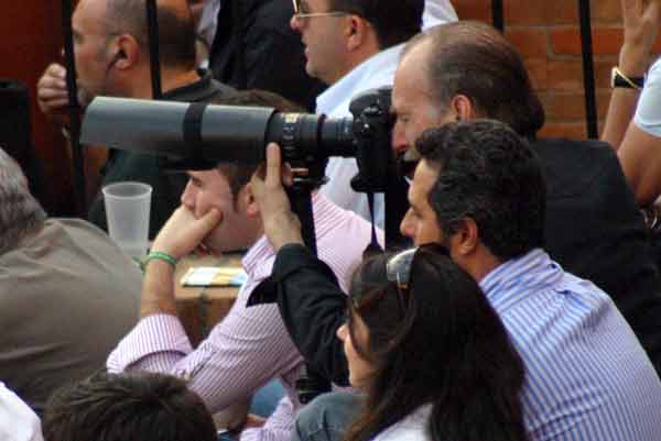 Menudo artilugio fotográfico el de este señor de barrera. (FOTO: Javier Martínez)