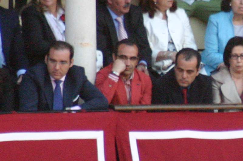 El marido de la delegada de la Junta, Carmen Tovar, en el palco de convite. (FOTO: Javier Martínez)