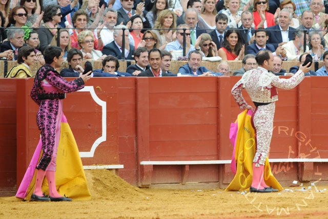 Luis Blázquez y Juan José Trujillo saludan tras colocar los palos. (FOTO: Matito)