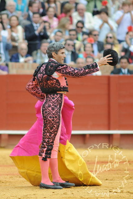 Curro Javier, saludando por la excelente brega. (FOTO: Matito)