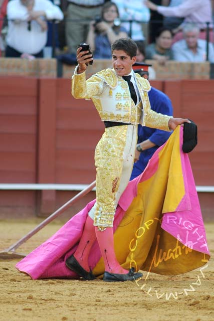 Rafael Cerro con la oreja lograda en el tercero. (FOTO: Matito)