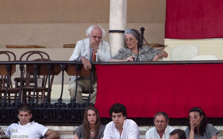 Sólo el Marqués de Albaserrada y señora, convenientemente separados en zona de 'hombres' y 'mujeres'... (FOTO: Paco Díaz/toroimagen.com)