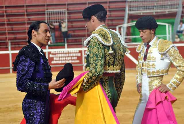 Juan Manuel Benítez, padrino de la alternativa, le dirige unas palabras a Marco Antonio Gómez. (FOTO: Toros en Sevilla)