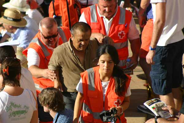 La Cruz Roja asiste a un espectador que ha sufrido una indisposición. (FOTO: Javier Martínez)