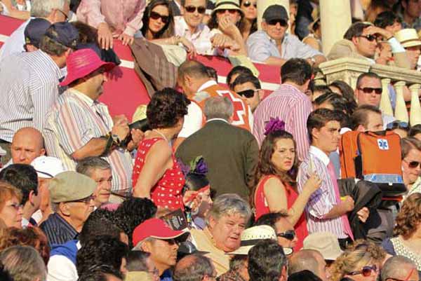 Los chicos de la Cruz Roja han 'currado' hoy de lo lindo en la plaza. (FOTO: Paco Díaz/toroimagen.com)