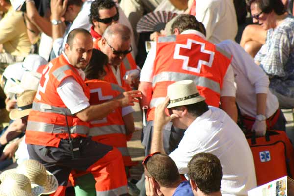 El calor y la sensación de agobio de la plaza llena hace estragos. (FOTO: Paco Díaz/toroimagen.com)