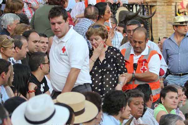 Siempre loable la labor de los volutarios de la Cruz Roja. (FOTO: Paco Díaz/toroimagen.com)