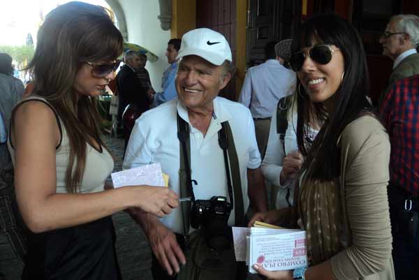 La sonrisa le delata... ¡Menudo el nivel de la presencia de algunas azafatas de promociones! (FOTO: Javier Martínez)