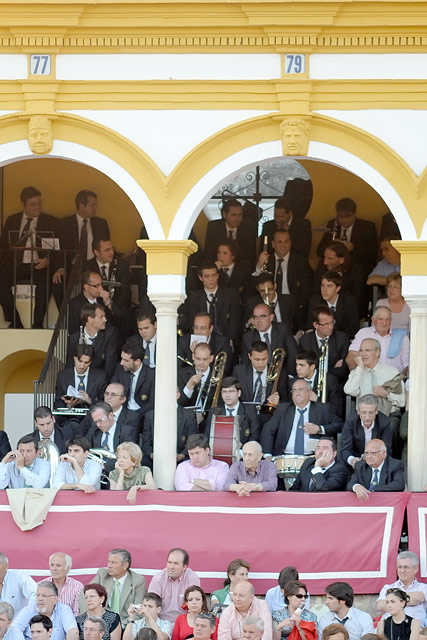 A ZP no le gustará, pero esta tarde en la Maestranza, 40 'parados' más. (FOTO: Matito)