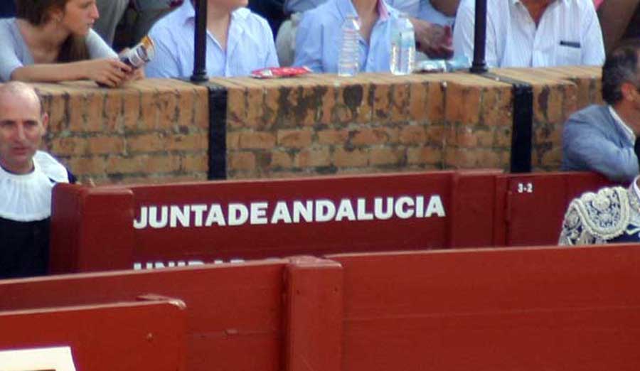 La Junta de Andalucía ha preferido dejar cinco o seis plazas vacías en su burladero para las dos primeras novilladas antes que facilitar el acceso a este espacio sobrante al fotógrafo de SEVILLA TAURINA: (FOTO: Javier Martínez)