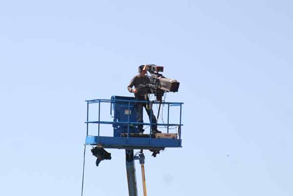 La soledad del cámara de televisión que ofrece la imagen cenital de la plaza. (FOTO: Javier Martínez)