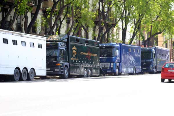 Los alrededores de la plaza de toros, con los enormes camiones de rejoneo. (FOTO: Javier Martínez)