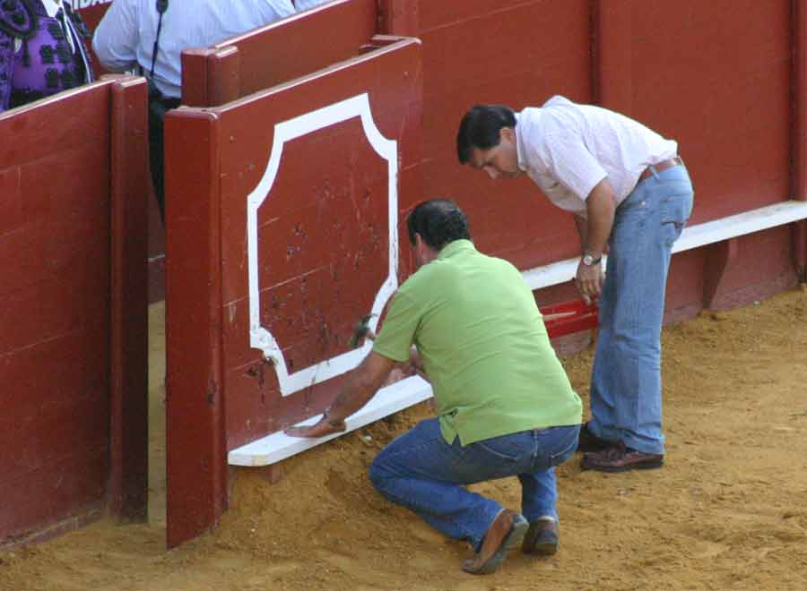 Pero nada puede con la eficacia de los carpinteros de la plaza. (FOTO: Javier Martínez)